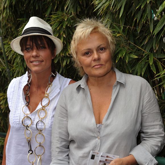 Muriel Robin et sa petite amie Anne Le Nen arrivent à l'espace VIP 'Le Village' pendant les Internationaux de France de Tennis 2009 à Roland Garros à Paris, France le 01 juin 2009. Photo par Gorassini-Guignebourg/ABACAPRESS.COM