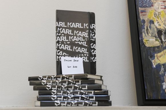 Vente aux enchères Sotheby's d'une partie de la collection Karl Lagerfeld au Palais Oppenheim à Cologne en Allemagne le 4 mai 2022.