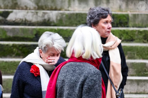 Françoise Laborde et Geneviève Laborde, les soeurs de C.Laborde - Sortie des obsèques de Catherine Laborde en l’église Saint-Roch à Paris, le 6 février 2025. Décédée le 28 janvier 2025 à l'âge de 73 ans, l'ancienne présentatrice météo de TF1 (1988 - 2017) était atteinte de la maladie neurodégénérative à corps de Lewy. 
© Jacovides - Moreau / Bestimage