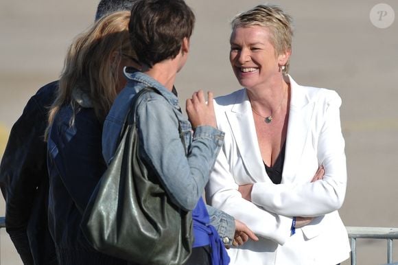 Elise Lucet à l'aéroport militaire de Villacoublay, à l'ouest de Paris, France, le 30 juin 2011. © Photo par Nicolas Gouhier/ABACAPRESS.COM