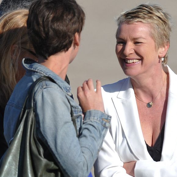 Elise Lucet à l'aéroport militaire de Villacoublay, à l'ouest de Paris, France, le 30 juin 2011. © Photo par Nicolas Gouhier/ABACAPRESS.COM