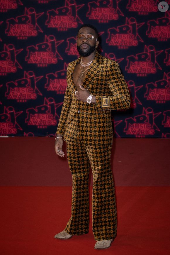 Tayc assiste au tapis rouge des 23e NRJ Music Awards au Palais des Festivals, à Cannes. France le 20 novembre 2021. © Shootpix/Abacapress.com