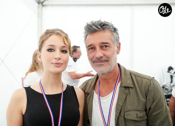 Info: Deux acteurs de la série "Ici tout commence", sur TF1, ont été impliqués dans une violente altercation dans un bar, hors tournage. Stéphane Blancafort aurait été mis en garde à vue 𝐚𝐩𝐫𝐞̀𝐬 𝐚𝐯𝐨𝐢𝐫 𝐭𝐞𝐧𝐭𝐞́ 𝐝''𝐞́𝐭𝐫𝐚𝐧𝐠𝐥𝐞𝐫 Catherine Davydzenka, sa compagne et mis à pied...
TF1 et STUDIO TF1 indiquent ce samedi avoir été informés la veille d’une violente altercation impliquant les deux comédiens de la série diffusée depuis novembre 2020. Selon ce communiqué, cette dispute s’est déroulée en marge du tournage Anne-Sophie Guebey / Bestimage