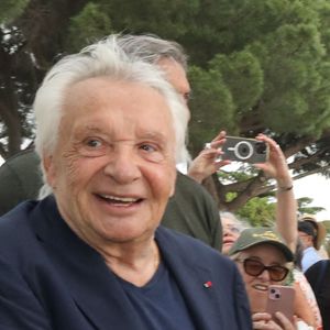 Exclusif - Michel Sardou remet le trophée au vainqueur - Michel Sardou rend hommage à son père en famille lors du premier trophée de pétanque "Fernand Sardou" à Bormes-les-Mimosas le 29 mai 2026. 

© Franz Chavaroche / Bestimage