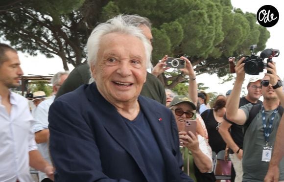 Exclusif - Michel Sardou remet le trophée au vainqueur - Michel Sardou rend hommage à son père en famille lors du premier trophée de pétanque "Fernand Sardou" à Bormes-les-Mimosas le 29 mai 2026. 

© Franz Chavaroche / Bestimage