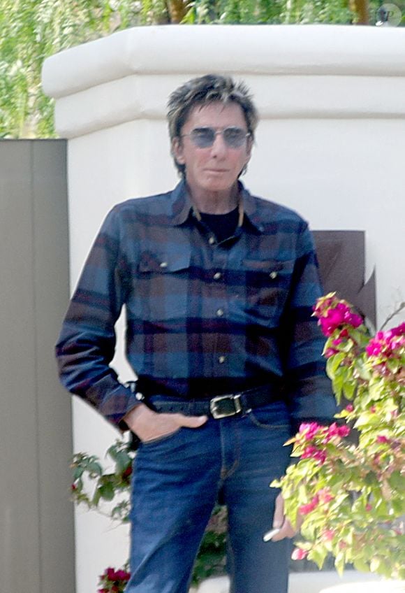 Exclusif - Barry Manilow vapote devant sa villa de Palm Springs, le 3 décembre 2024, malgré un cancer de la gorge dont il souffrait en 2018. 
Coleman-Rayner / Bestimage