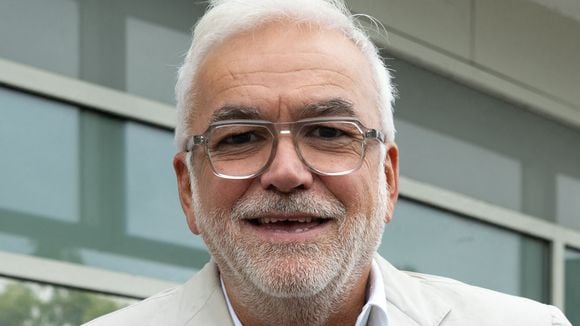 A 71 ans, ce chroniqueur de Pascal Praud présente en photo sa nouvelle compagne Amélie, qu'il a demandée en mariage au bout de 8 jours