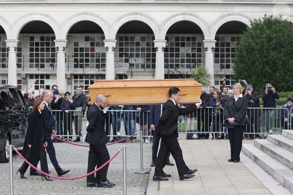 Coffin arrivant aux funérailles de l'actrice belge Emilie Dequenne au crématorium du cimetière du Père Lachaise à Paris, France, le 26 mars 2025. Emilie Dequenne, qui avait remporté le prix de la meilleure actrice au Festival de Cannes en 1999 pour son premier rôle dans le film Rosetta des Dardenne, est décédée à l'âge de 43 ans des suites d'un cancer rare des glandes surrénales. Photo by Nasser Berzane/ABACAPRESS.COM