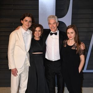 Durant les vacances d’été, il y retrouve Pauline, sa sœur aînée, également comédienne, qui vit quant à elle à Paris.
Timothée Chalamet, ses parents et sa sœur Pauline assistant à la 2018 Vanity Fair Oscar Party organisée par Radhika Jones au Wallis Annenberg Center for the Performing Arts le 4 mars 2018 à Beverly Hills, Los angeles, CA, USA. Photo par DN Photography/ABACAPRESS.COM