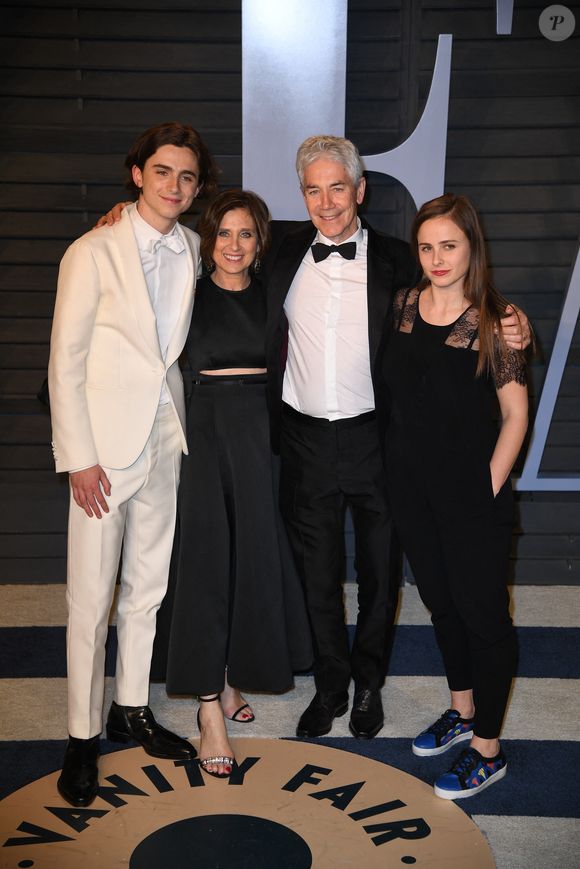 Durant les vacances d’été, il y retrouve Pauline, sa sœur aînée, également comédienne, qui vit quant à elle à Paris. 

Timothée Chalamet, ses parents et sa sœur Pauline assistant à la 2018 Vanity Fair Oscar Party organisée par Radhika Jones au Wallis Annenberg Center for the Performing Arts le 4 mars 2018 à Beverly Hills, Los angeles, CA, USA. Photo par DN Photography/ABACAPRESS.COM