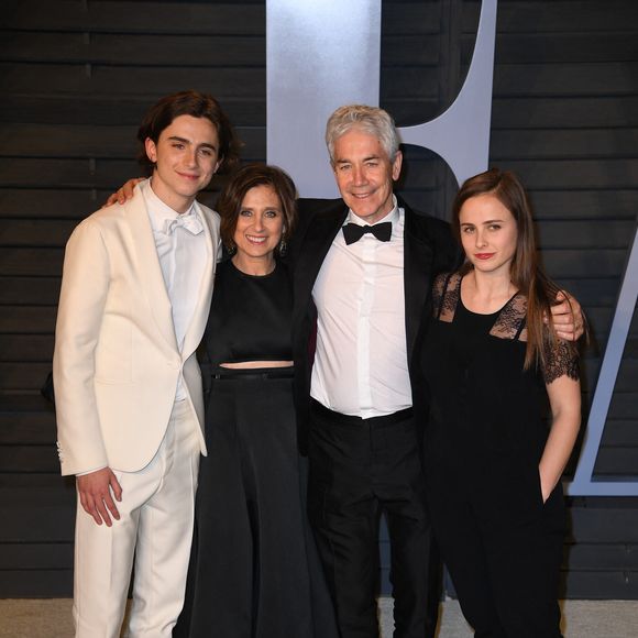 Durant les vacances d’été, il y retrouve Pauline, sa sœur aînée, également comédienne, qui vit quant à elle à Paris. 

Timothée Chalamet, ses parents et sa sœur Pauline assistant à la 2018 Vanity Fair Oscar Party organisée par Radhika Jones au Wallis Annenberg Center for the Performing Arts le 4 mars 2018 à Beverly Hills, Los angeles, CA, USA. Photo par DN Photography/ABACAPRESS.COM