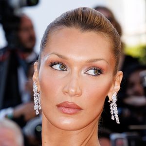De luxueux diamants Chopard complétaient sa sublime tenue.

Bella Hadid - Montée des marches du film " Garance " lors du 79ème Festival International du Film de Cannes, le 17 mai 2026. © Jacovides-Moreau / Bestimage