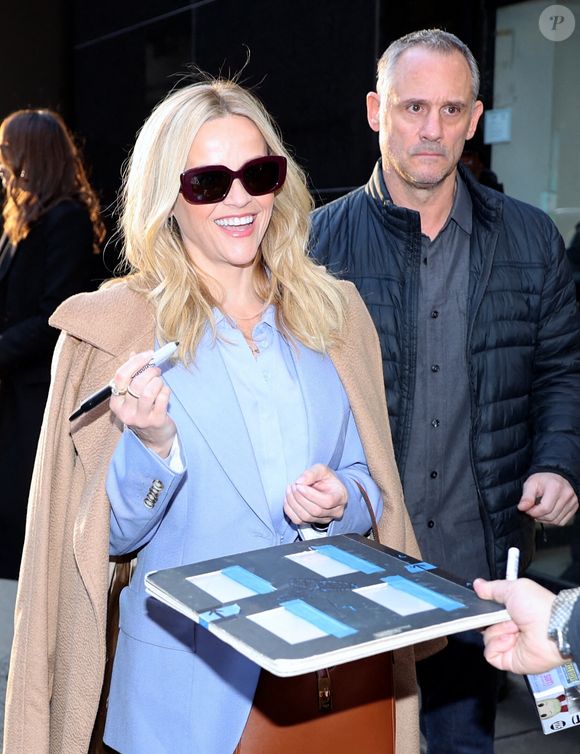 Mais impossible de dire s'ils vivent actuellement ensemble. 
Reese Witherspoon à l'émission « Good Morning America » pour parler de son nouveau film « You're Cordially Invited », New York, États-Unis, le 29 janvier 2025. Photo de Roger Wong/INSTARimages/ABACAPRESS.COM