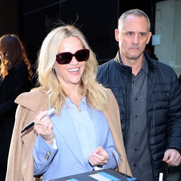 Mais impossible de dire s'ils vivent actuellement ensemble. 
Reese Witherspoon à l'émission « Good Morning America » pour parler de son nouveau film « You're Cordially Invited », New York, États-Unis, le 29 janvier 2025. Photo de Roger Wong/INSTARimages/ABACAPRESS.COM