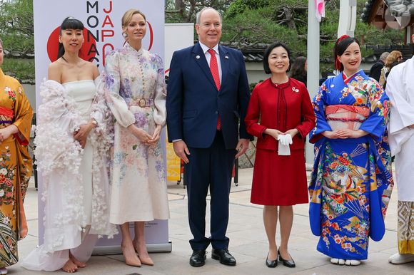 Le prince Albert II de Monaco, la princesse Charlène de Monaco et la princesse Akiko de Mikasa du Japon lors de la célébration des 20 ans de relations diplomatiques entre le Japon et Monaco, sur le parvis du Grimaldi Forum, près du jardin japonais, àMonaco, le 21 mars 2026. © Claudia Albuquerque/Bestimage