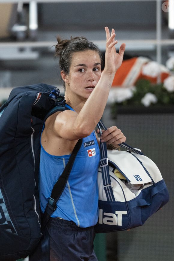 Elle aurait pu briller dans la même discipline que son père,

Loïs Boisson dans les tribunes lors des Internationaux de France de Tennis de Roland Garros 2025, à Paris, France, le 5 juin 2025. © Jacovides-Moreau/Bestimage