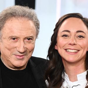 D'autres personnalités, comme Claude Lemesle et la cheffe Nina Métayer, partageront également ce moment sur le canapé rouge.

Exclusif - Michel Drucker et Nina Metayer - Enregistrement de l'émission Vivement dimanche au studio Rive Gauche , présentée par Michel Drucker . Diffusion sur France 3 le 29/03/2026. Photos prises le 18 mars 2026.
© Guillaume Gaffiot / Bestimage