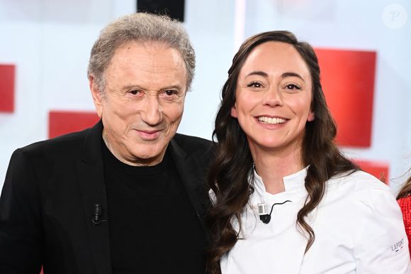 D'autres personnalités, comme Claude Lemesle et la cheffe Nina Métayer, partageront également ce moment sur le canapé rouge.

Exclusif - Michel Drucker et Nina Metayer - Enregistrement de l'émission Vivement dimanche au studio Rive Gauche , présentée par Michel Drucker . Diffusion sur France 3 le 29/03/2026. Photos prises le 18 mars 2026.
© Guillaume Gaffiot / Bestimage