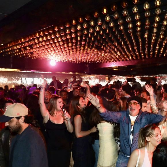 J.Roch a reçu ses amis pour fêter la fermeture de son célèbre club privé, "VIP Room" à Saint-Tropez, après 29 ans d'existence, le 5 avril 2026. Après un dernier week-end de fête, du 3 au 5 avril 2026, le célèbre établissement sera remplacé par le "Lilly's Club".
© Luc Boutria / Nice Matin / Bestimage