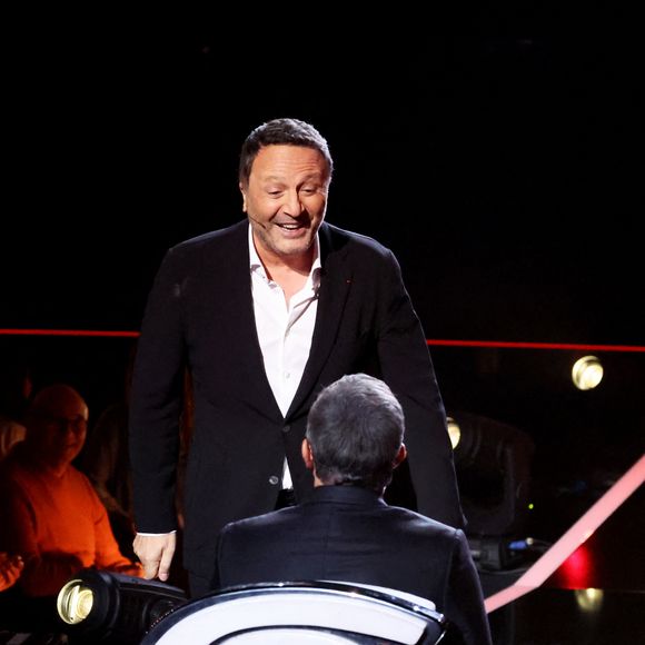 Exclusif - Arthur et Nikos Aliagas lors de l'enregistrement de l'émission "La chanson secrète N°14", présentée par N.Aliagas et diffusée le 26 décembre sur TF1, consacrée à Nikos Aliagas à Paris le 10 décembre 2025. © Jacovides-Moreau/Bestimage