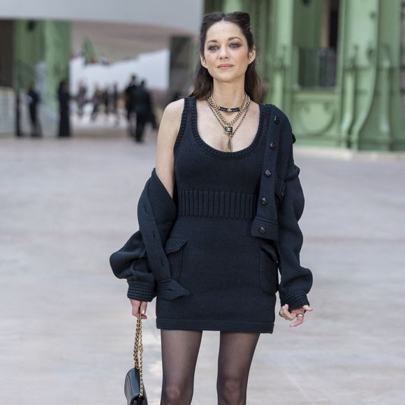 Ou encore Marion Cotillard, fière ambassadrice !
Marion Cotillard au défilé Chanel au Grand Palais, "Collection Haute Couture Printemps/Eté 2025" lors de la Fashion Week de Paris (PFW), le 28 janvier 2025. 
© Olivier Borde / Bestimage