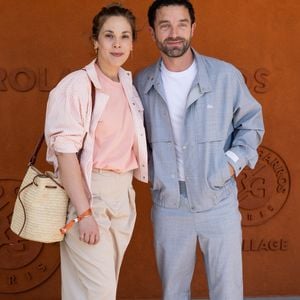 Alysson Paradis et son compagnon Guillaume Gouix au village lors des Internationaux de France de Tennis de Roland Garros 2026. Paris, le 1er juin 2026. © Jacovides / Moreau / Bestimage