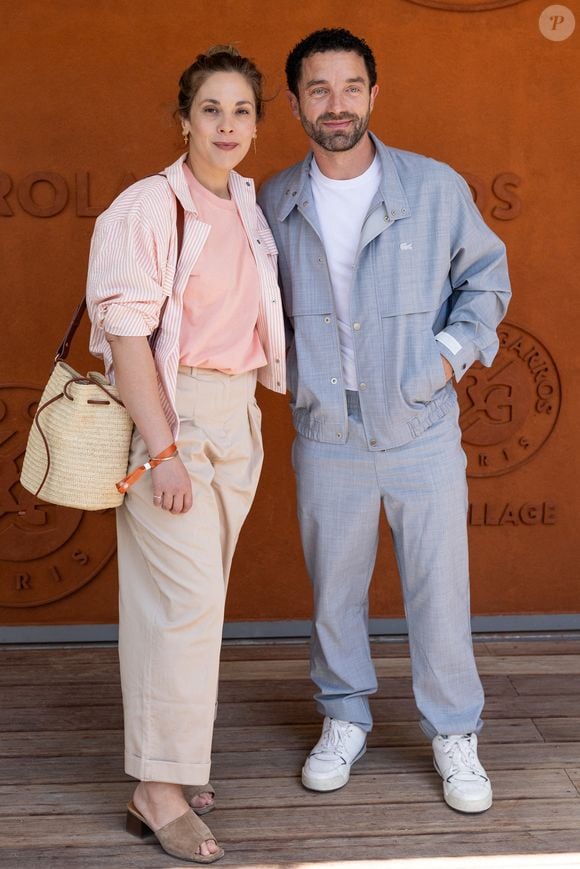 Alysson Paradis et son compagnon Guillaume Gouix au village lors des Internationaux de France de Tennis de Roland Garros 2026. Paris, le 1er juin 2026. © Jacovides / Moreau / Bestimage