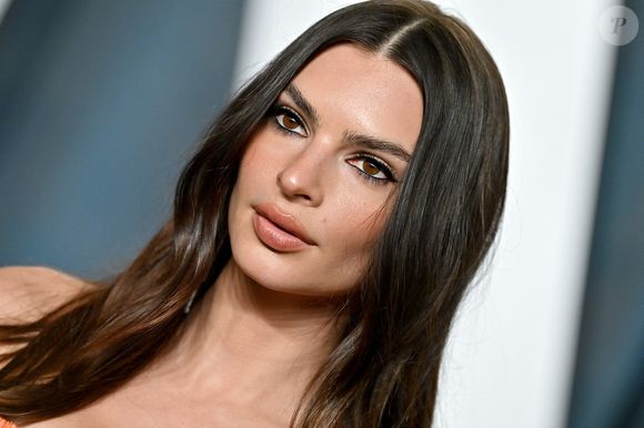 Emily Ratajkowski au photocall de la soirée "Vanity Fair" lors de la 94ème édition de la cérémonie des Oscars au Wallis Annenberg Center for the Performing Arts dans le quartier de Beverly Hills, à Los Angeles, Californie, Etats-Unis, le 27 mars 2022.  Photo par AGENCE / BESTIMAGE