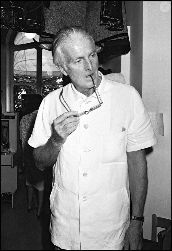 Archives - Le couturier Hubert de Givenchy en 1982.