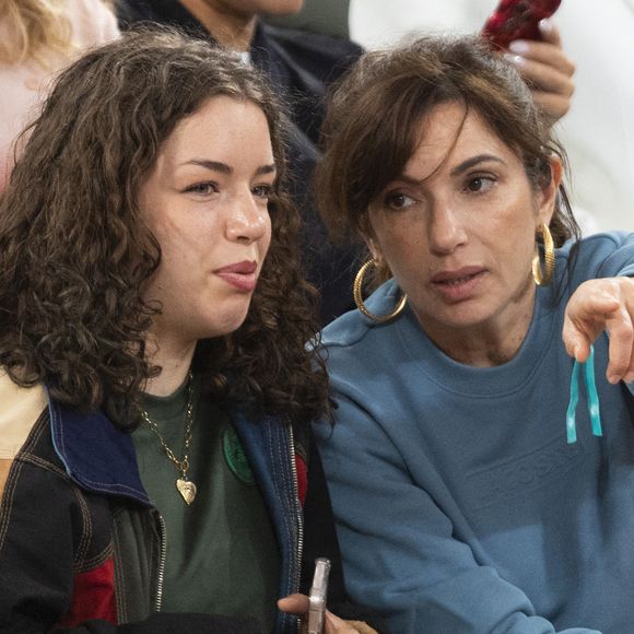 Maman d'Angelica, fruit de ses amours avec Philippe Cerboneschi dit Philippe Zdar, Aure Atika a perdu son compagnon il y a quelques années

Aure Atika et sa fille Angelica Zdar dans les tribunes lors des Internationaux de France de Tennis de Roland Garros 2025. Paris
© Moreau / Jacovides / Bestimage