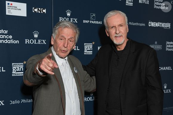 Costa-Gavras, James Cameron lors du vernissage de l'exposition "L'Art de James Cameron" à La Cinémathèque française à Paris le 3 avril 2024. © Lionel Urman / Panoramic / Bestimage