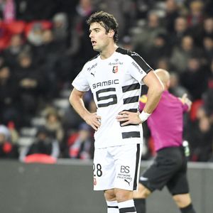 Sur Instagram, Karine Ferri a publié un cliché de Yoann Gourcuff marchant sur la plage en compagnie de leur chien
Yoann Gourcuff - Karine Ferri encourage son compagnon Yoann Gourcuff lors du match Psg-Rennes au Parc des Princes à Paris le 6 novembre 2016. (victoire 4-0 du Psg) © Pierre Perusseau/Bestimage