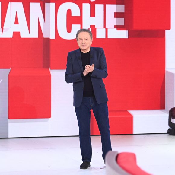 Michel Drucker est aux commandes de son émission culte, "Vivement dimanche".

Exclusif - Michel Drucker - Enregistrement de l'émission Vivement dimanche au studio Rive Gauche, présentée par M.Drucker.  © Guillaume Gaffiot / Bestimage