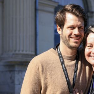 Luana Belmondo et son fils Alessandro lors des Journées du livre et du vin à Saumur (Maine et Loire) le 6 avril 2025. © Laeticia Notariani/Bestimage