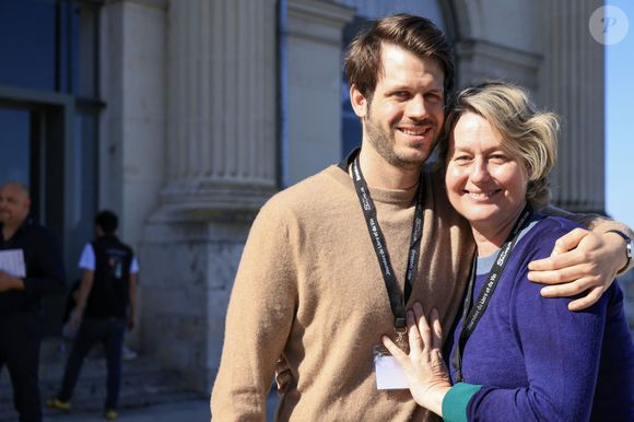 Luana Belmondo et son fils Alessandro lors des Journées du livre et du vin à Saumur (Maine et Loire) le 6 avril 2025. © Laeticia Notariani/Bestimage