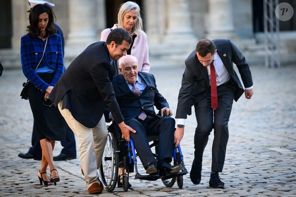 L'occasion bien sûr sur la relation qu'a entretenue sa mère, l'académicienne Hélène Carrère d'Encausse, et son père.

Louis Edouard Carrère, - Hommage national à Hélène Carrère d'Encausse aux Invalides à Paris le 3 octobre 2023.

© Eric Tschaen / Pool / Bestimage