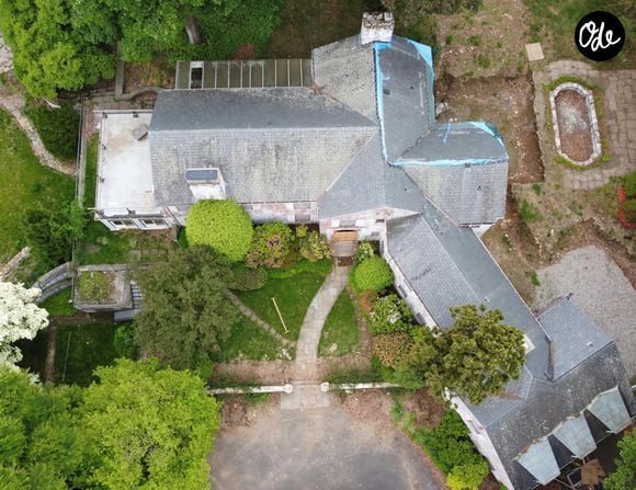 La démolition de l'ancienne demeure de Richard Gere et Paul Simon, évaluée à 11 millions de dollars, est en cours à New Canaan, dans le Connecticut. La propriété présentait des signes de délabrement : toiture endommagée, porte d'entrée manquante, bassin de jardin à sec, étang recouvert d'une nappe d'huile et piscine enterrée comblée de terre.
© The ImageDirect / Bestimage