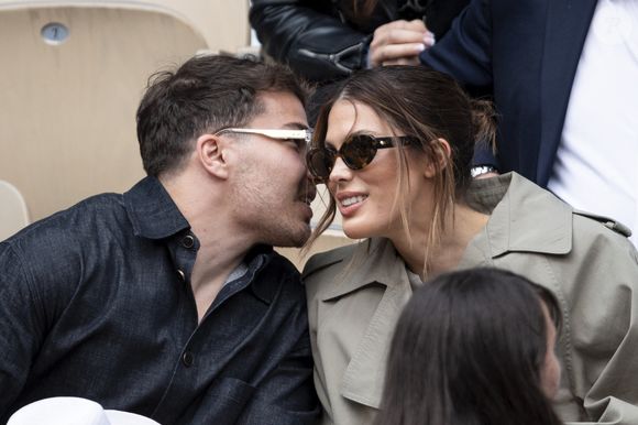 Antoine Dupont et sa compagne Iris Mittenaere en tribunes lors de la finale messieurs des Internationaux de France de Tennis de Roland Garros 2025 (jour 15), à Paris, France, le 8 juin 2025. © Cyril Moreau/Bestimage