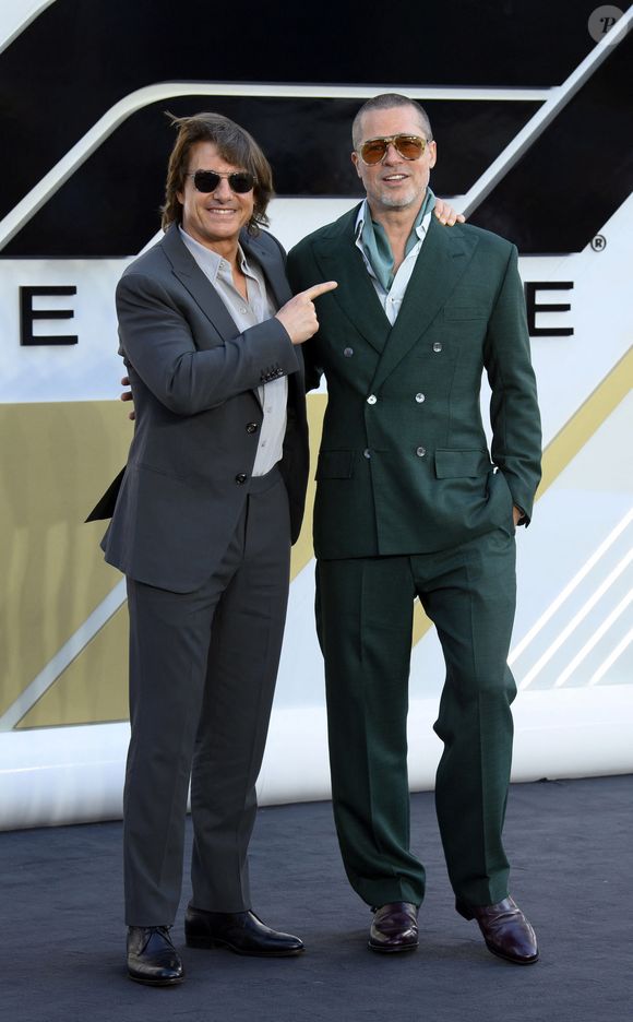 Brad Pitt et Tom Cruise à la sortie de la première du film "F1" au Cineworld de Leicester Square à Londres, le 23 juin 2025. @Backgrid UK/ Bestimage