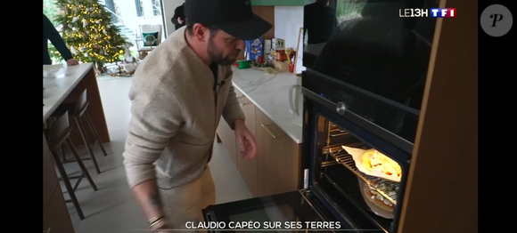 Dans laquelle il aime recevoir et cuisiner

Claudio Capéo dans sa maison en Alsace. Reportage diffusé dans le JT de 13 heures de TF1 le 23 décembre 2025.