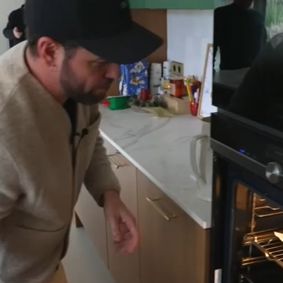 Dans laquelle il aime recevoir et cuisiner

Claudio Capéo dans sa maison en Alsace. Reportage diffusé dans le JT de 13 heures de TF1 le 23 décembre 2025.