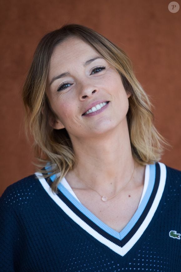 Isabelle Ithurburu est la présentatrice du magazine "50' inside" sur TF1 Isabelle Ithurburu - Célébrités dans le village des internationaux de France de tennis de Roland Garros à Paris © Jacovides-Moreau/Bestimage