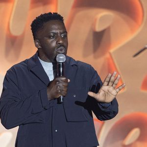 Exclusif - Kody - Enregistrement de l'émission "L'humour à la plage" pour la 2eme édition du festival de Juan les Pins à la pinède Gould le 27 juin 2025. C'est l'humoriste français Kev Adams qui a initié et mis en scène ce festival dans la ville de ses grand-parents où il a passé ses vacances quand il était plus jeune. Sa grand-mère fait partie du Show aux côtés d'un plateau d'humoristes exceptionnels.
Après le succès de la première édition, TF1 et Kev Adams vous donnent rendez-vous pour une nouvelle soirée d’humour inédite et festive. Tourné face à la mer, dans l’écrin magique de la pinède Gould à Juan-les-Pins, « L’Humour à la Plage » revient pour une 2e édition encore plus ambitieuse : un grand show à ciel ouvert, pour rire ensemble et démarrer l’été en beauté. 
Une carte postale en guise de scène avec une ambiance unique; Imaginé comme une véritable fête de l’humour à ciel ouvert, sous les pins, les pieds dans le sable et la tête dans les étoiles, « L’Humour à la Plage » rassemble le temps d’un soir les plus grands noms de l’humour avec des duos inédits, des sketchs exclusifs, des impros, des happenings, des surprises… et une énergie communicative portée par un public survolté. 
Une programmation exceptionnelle qui donne le sourire; Pour cette 2ème édition, Kev Adams s’est entouré de Gad Elmaleh, Camille Lellouche, Maxime Gasteuil, Élodie Poux, Franck Dubosc, Marine Leonardi, Anne Roumanoff, Chantal Ladesou, Marie s’infiltre, Nino Arial, Az, Titoff, Kody… Et de nombreux invités-surprise que vous n’avez jamais vus sur la scène d’un gala d’humour.
Un spectacle familial, solaire et intergénérationnel; Conçu pour rassembler toutes les générations, « L’Humour à la Plage » promet de faire du rire un moment de fête. Un show festif, solaire, et populaire, à savourer ensemble pour bien démarrer l’été.
L'émission du e gala « L'Humour à la Plage » sera diffusése sur TF1 le 15 juillet à 21h10 pour une soirée unique de rires et de surprises ! © Bruno Bebert / Bestimage