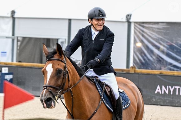 "Après avoir obtenu son baccalauréat, M. Varsano a étudié à l'USC Business School avant de revenir en France pour diriger l'entreprise familiale. Il est aujourd'hui président du directoire et directeur général du groupe Sucres et Denrées SA, poste qu'il occupe depuis 1988"

Serge Varsano sur Just Dance T&L Z lors du prix GC TV lors de la 10ème édition du "Longines Paris Eiffel Jumping" à la Plaine de Jeux de Bagatelle à Paris, France, le 21 juin 2024. © Perusseau-Veeren/Bestimage