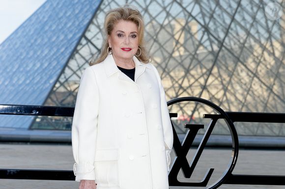 Dans un entretien accordé à "Psychologies" en 2017, la comédienne est revenue sur la façon dont elle a choisi d'éduquer, Christian, son aîné et fruit de ses amours avec Roger Vadim. 

Catherine Deneuve au photocall du défilé Louis Vuitton Collection Femme Prêt-à-Porter Automne/Hiver 2026-2027 lors de la Fashion Week de Paris (PFW) au musée du Louvre, à Paris, France, le 10 mars 2026 © Olivier Borde/Bestimage