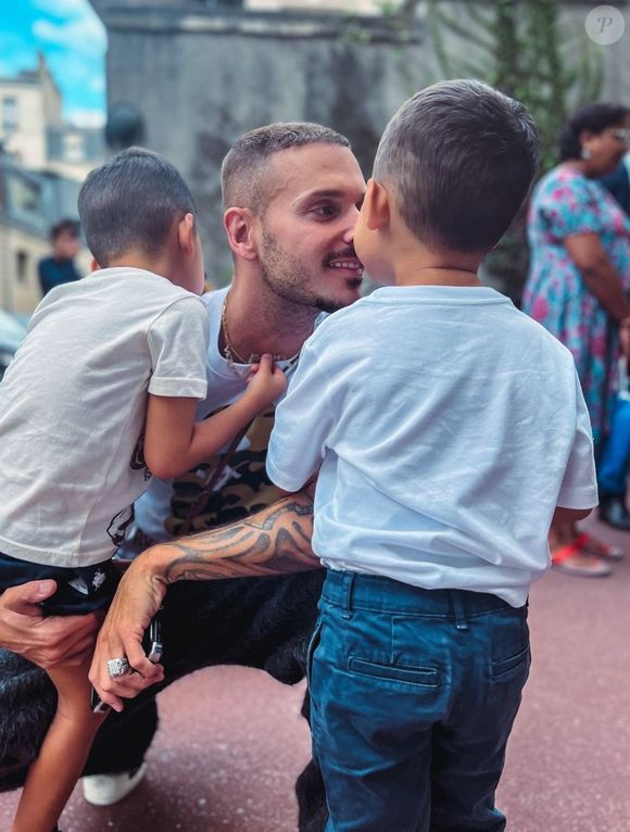 Un peu plus tard, l'artiste de 39 ans a dévoilé une vidéo de l'un de ses fils qui s'amuse à souffler sur un pissenlit. On voit ainsi que le garçon a bien grandi ! 

M Pokora immortalisé sur Instagram avec ses deux fils Isaiah et Kenna (Capture d'écran Instagram)
