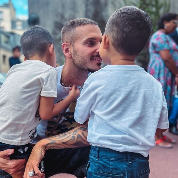 Un peu plus tard, l'artiste de 39 ans a dévoilé une vidéo de l'un de ses fils qui s'amuse à souffler sur un pissenlit. On voit ainsi que le garçon a bien grandi ! 

M Pokora immortalisé sur Instagram avec ses deux fils Isaiah et Kenna (Capture d'écran Instagram)