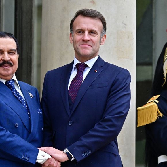 Le président français Emmanuel Macron accueille le roi de Bahreïn Hamad ben Issa al-Khalifa au palais présidentiel de l'Élysée à Paris, France, le 6 février 2026. © Christian Liewig/Bestimage