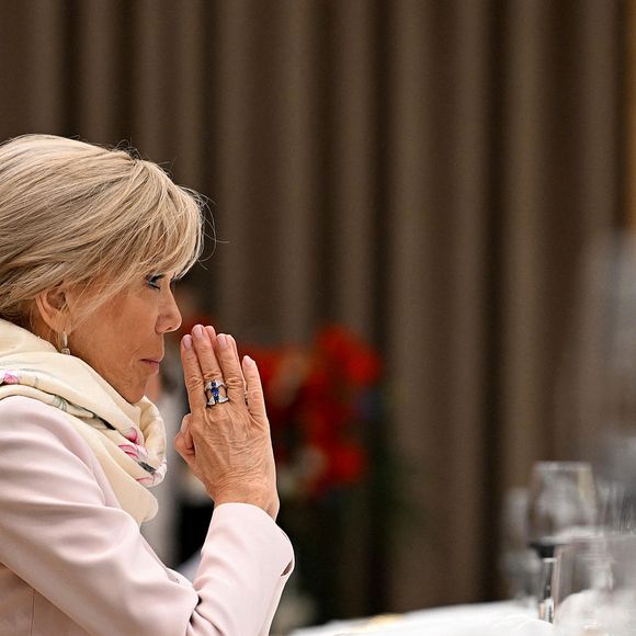 Brigitte Macron lors d'un dîner d'État au Centre international des congrès de Hanoi, au Vietnam, le 26 mai 2025. © Jeanne Accorsini / Pool / Bestimage