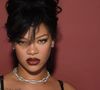 Son applicateur biseauté est d'ailleurs d'une précision redoutable, et ses pigments sont incroyablement intenses. 

Dans un post de promotion pour sa marque Fenty Beauty, Rihanna porte deux sacs de la maison Messika

Messika via Bestimage